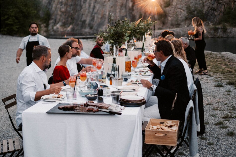 Hosté u prostřeného stolu během eventu Albion Cars